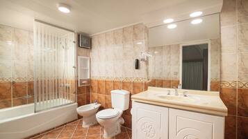 Superior kamer, uitzicht op tuin | Badkamer | Een regendouche, gratis toiletartikelen, een haardroger, pantoffels