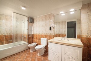 Quarto superior, vista para o jardim | Banheiro | Chuveiro com efeito de chuva, produtos de toalete grátis