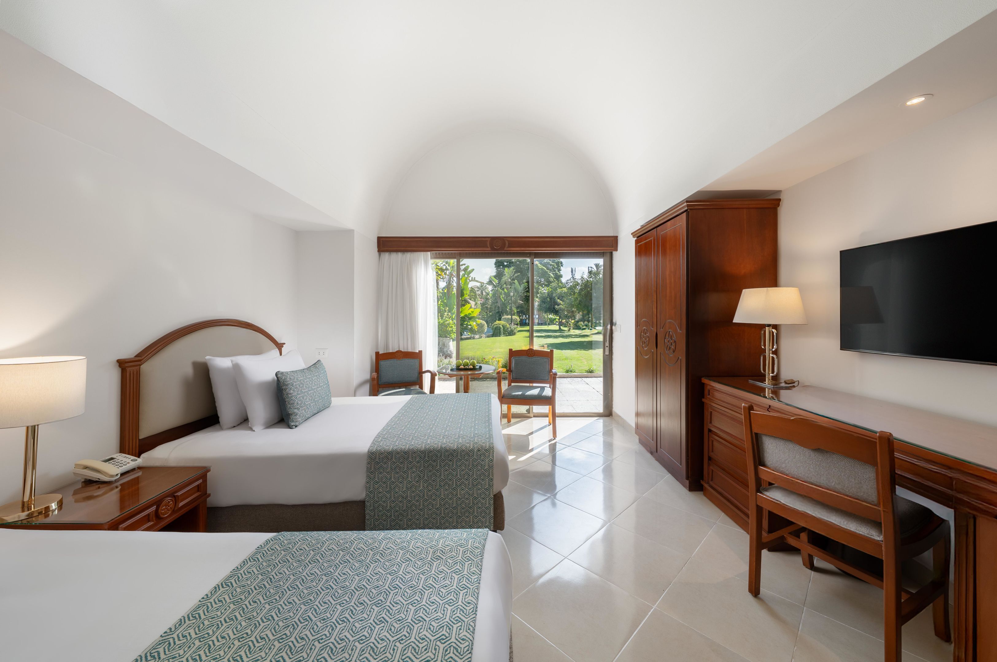 Habitación Deluxe, vista al jardín | Minibar, caja de seguridad en la habitación y escritorio 