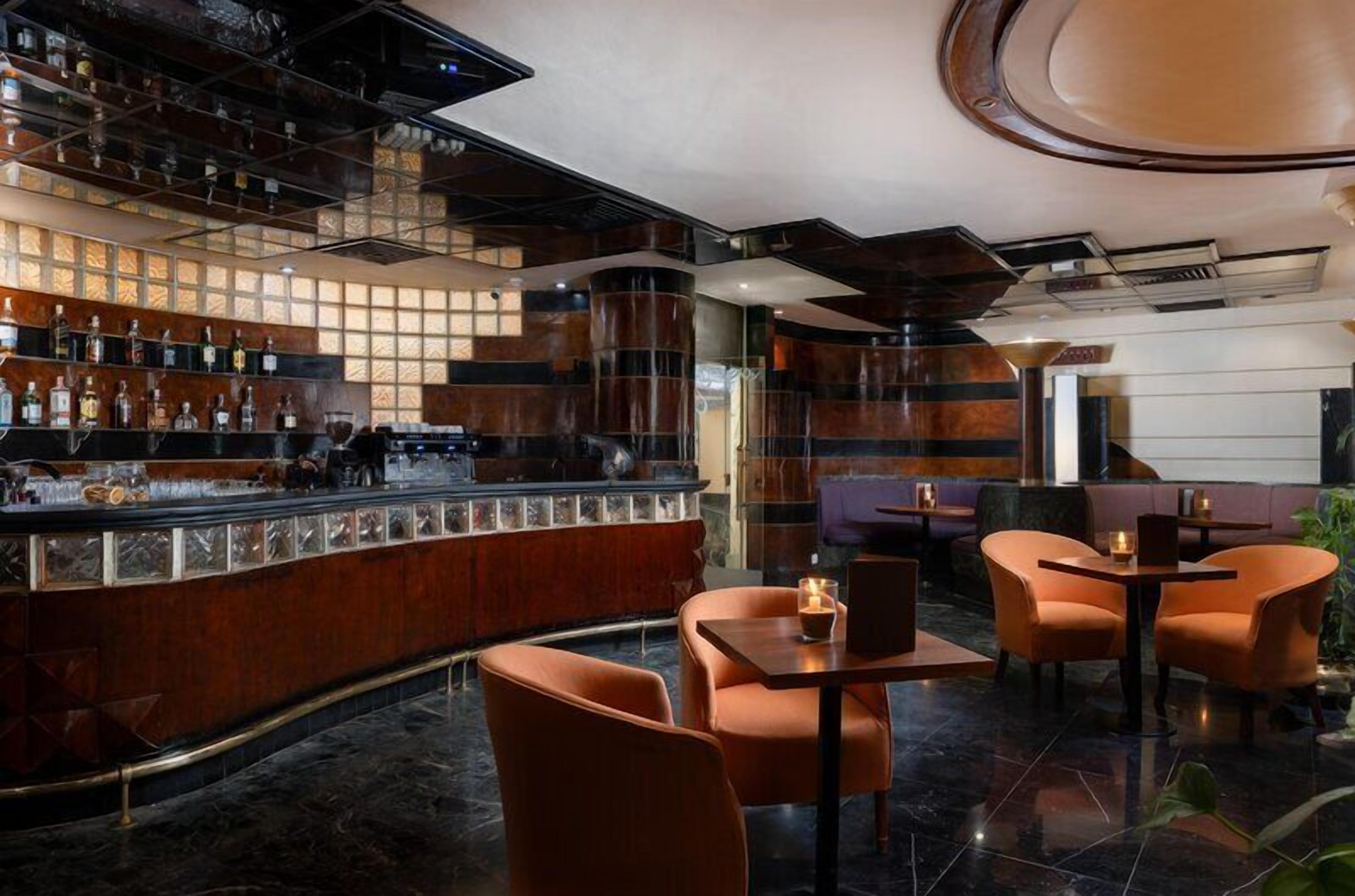 2 bars/lounges