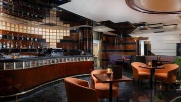 2 bars/lounges