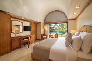 Superior Room, Garden View | Minibar, in-room safe, desk, blackout drapes