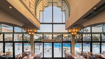 2 ristoranti, aperti a colazione e a pranzo, cucina internazionale