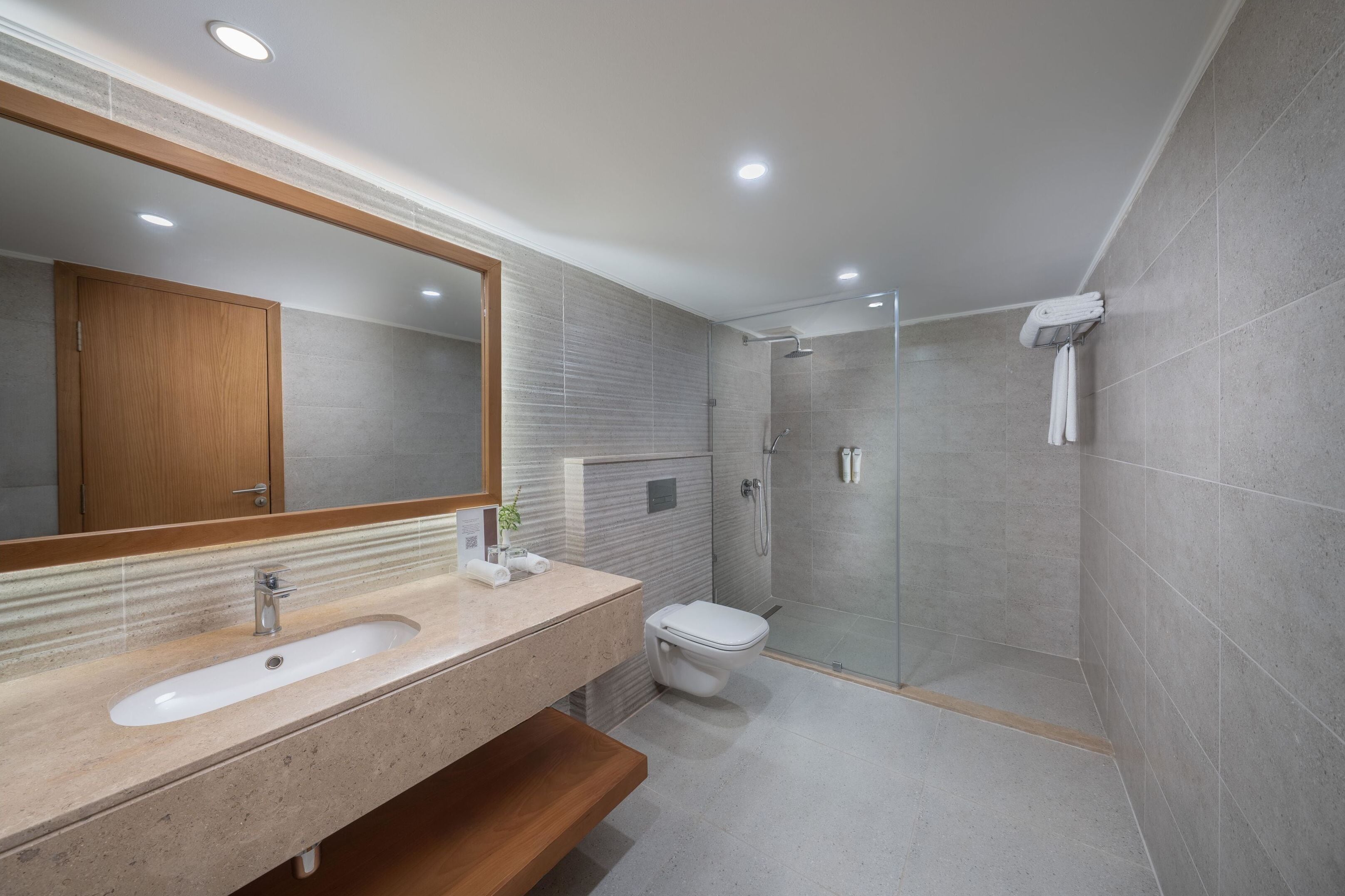 Camera Deluxe, vista giardino | Bagno | Soffione a pioggia, set di cortesia gratuito, asciugacapelli, pantofole