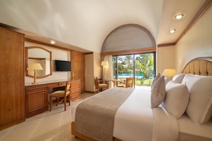 Habitación superior, vistas al jardín | Minibar, caja fuerte, escritorio y cortinas opacas