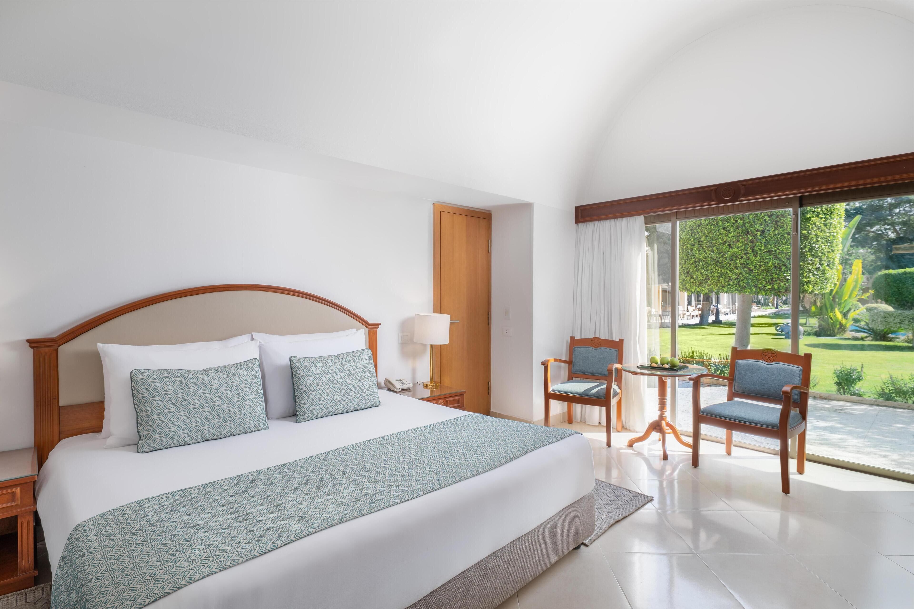 Kamar Deluks, pemandangan kebun | Minibar, brankas, meja kerja, dan tirai kedap cahaya