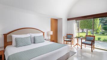 Kamar Deluks, pemandangan kebun | Minibar, brankas, meja kerja, dan tirai kedap cahaya