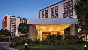 Vista frontal de la propiedad por la tarde o noche