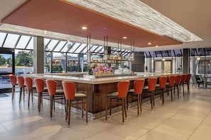 Lunch, dinner, brunch served; American cuisine - DoubleTree by Hilton Hotel San Bernardino (San Bernardino)