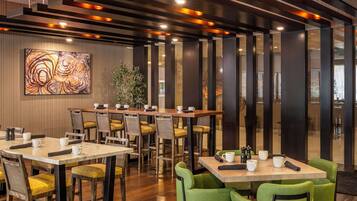 Lunch, dinner, brunch served; American cuisine