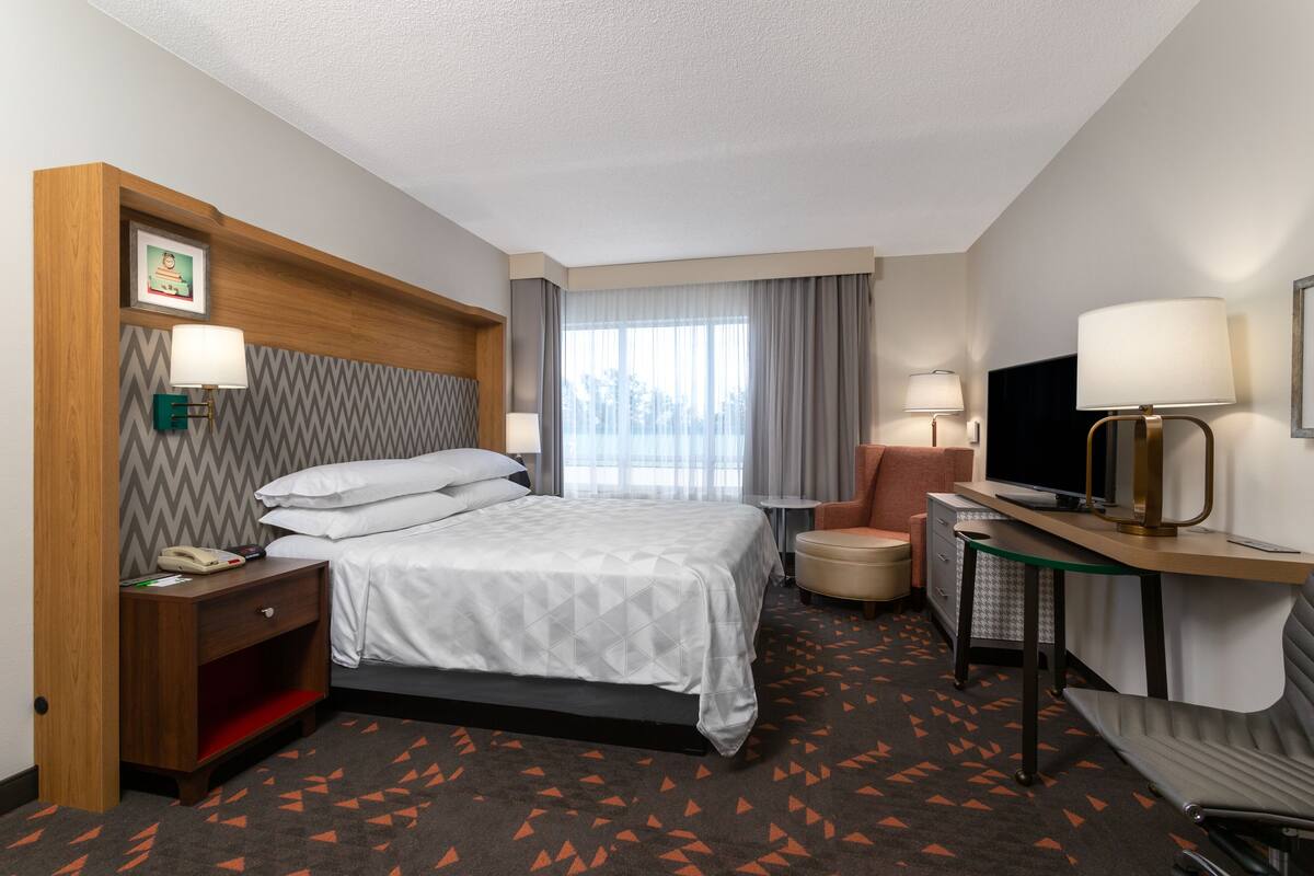 standard room, 1 king bed | desk, blackout curtains, iron/ironing board, free cots/infant beds