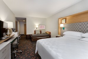 Bureau, rideaux occultants, fer et planche à repasser