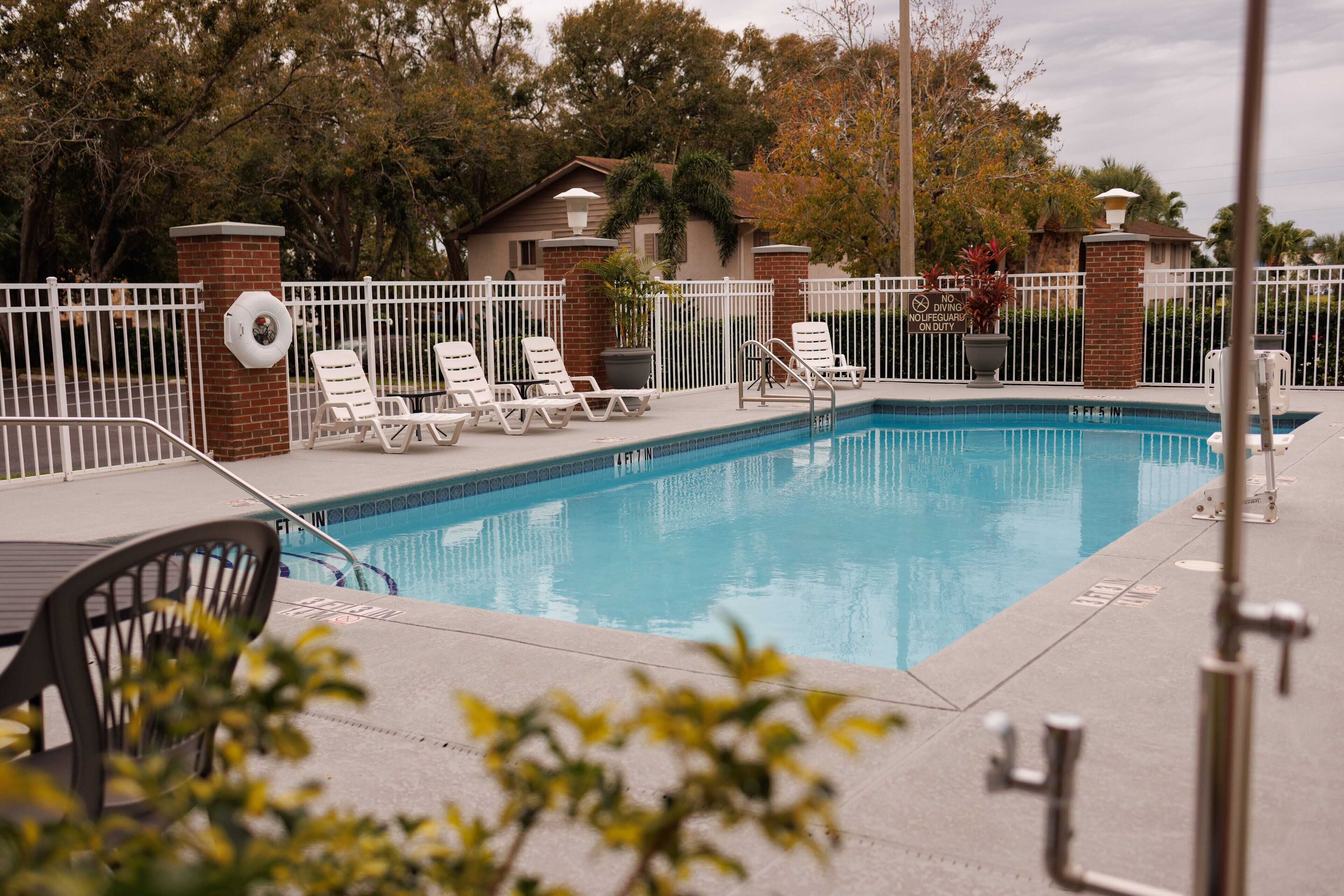 outdoor pool, open 7:00 am to 10:00 pm, pool loungers