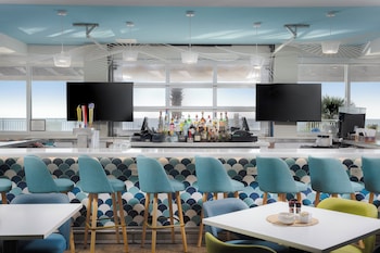 Bar (on property) at Holiday Inn Resort Oceanfront at Surfside Beach, an IHG Hotel