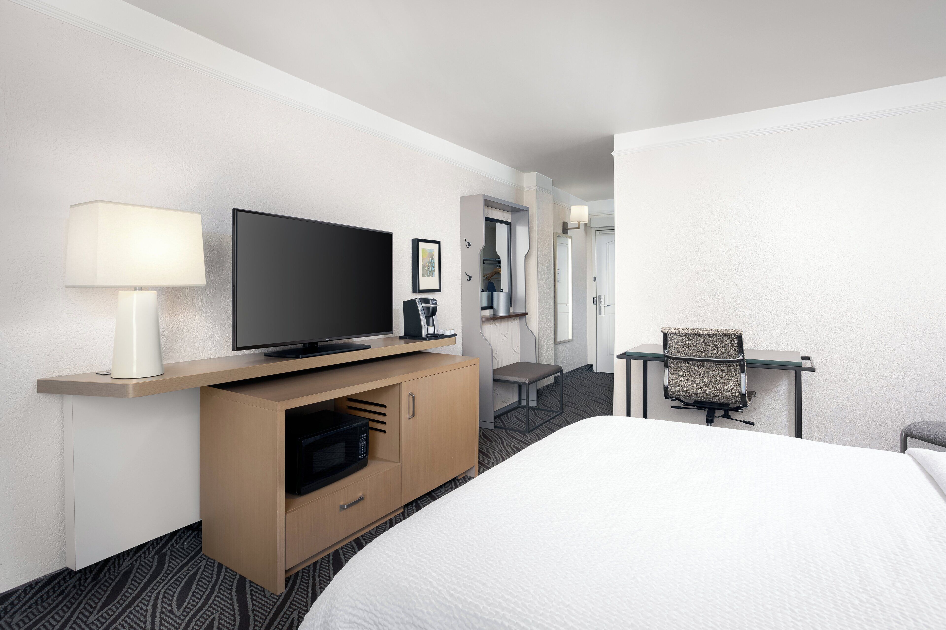 Standard Room, 1 Queen Bed, Accessible (Comm, Roll Shwr) | In-room safe, desk, iron/ironing board, internet (free)