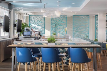 Bar (on property) at Holiday Inn Resort Oceanfront at Surfside Beach, an IHG Hotel