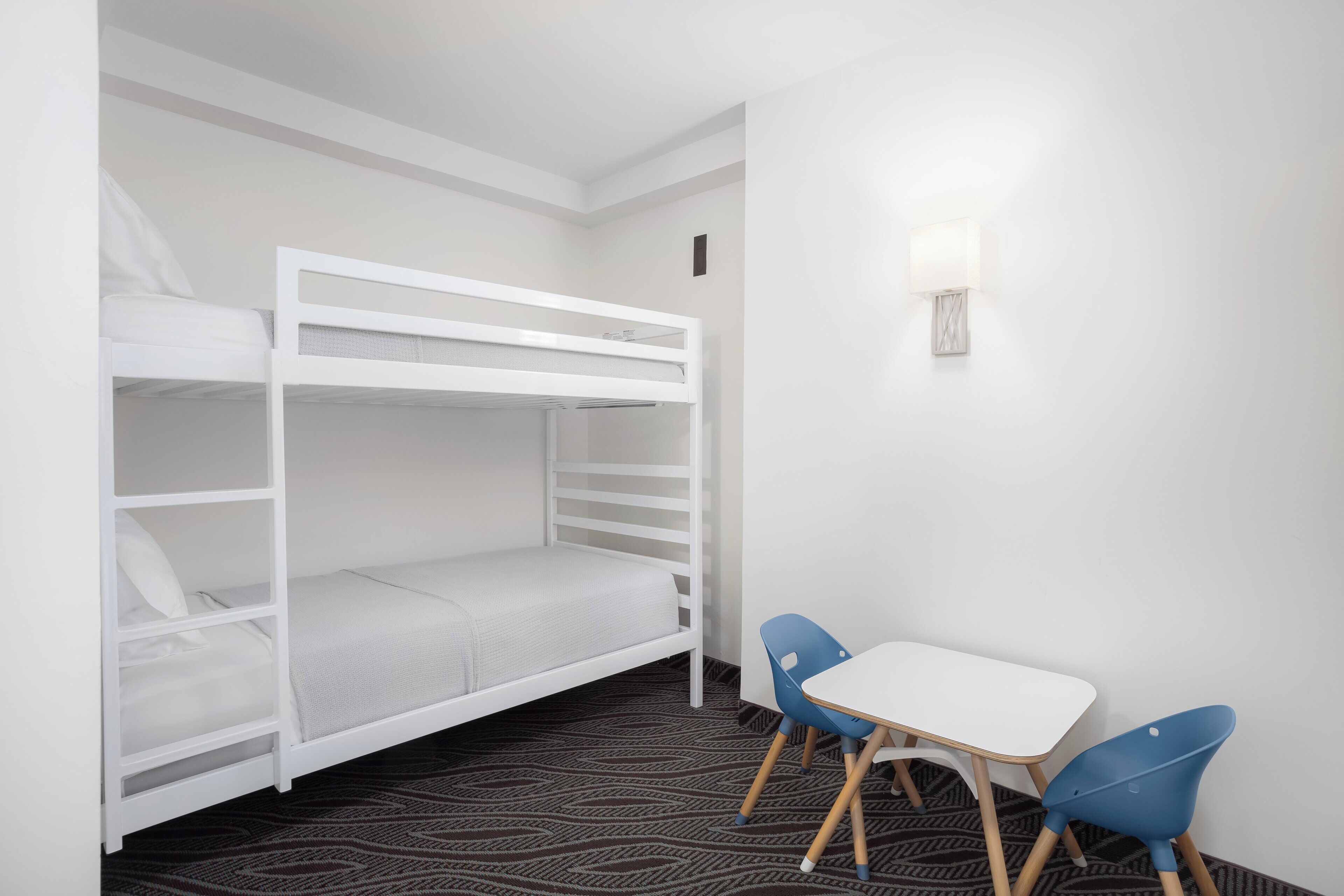 Suite, 1 llit de matrimoni gran, accessible | Caixa forta a l'habitació, escriptori i planxa i posts de planxar 