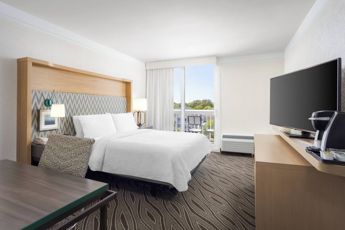 Room, 1 King Bed, Balcony, City View | In-room safe, desk, iron/ironing board, internet (free)