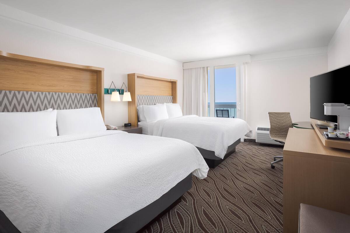 In-room safe, desk, iron/ironing board, internet (free)