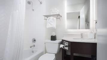 Un bagno moderno con vasca, water e lavabo.