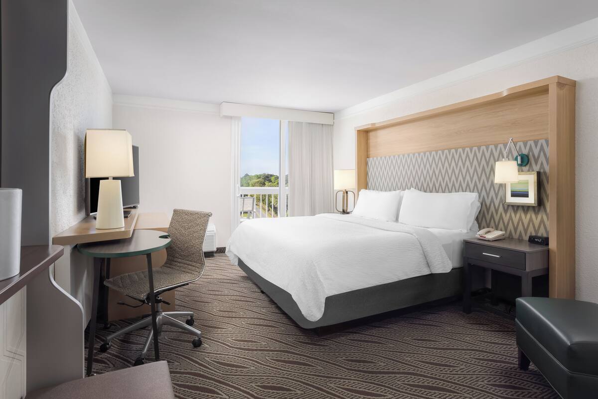 Standard Room, 1 Queen Bed, Accessible (Mobility, Access Tub) | In-room safe, desk, iron/ironing board, internet (free)