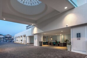 Exterior - Holiday Inn Resort Oceanfront at Surfside Beach by IHG (Surfside Beach)