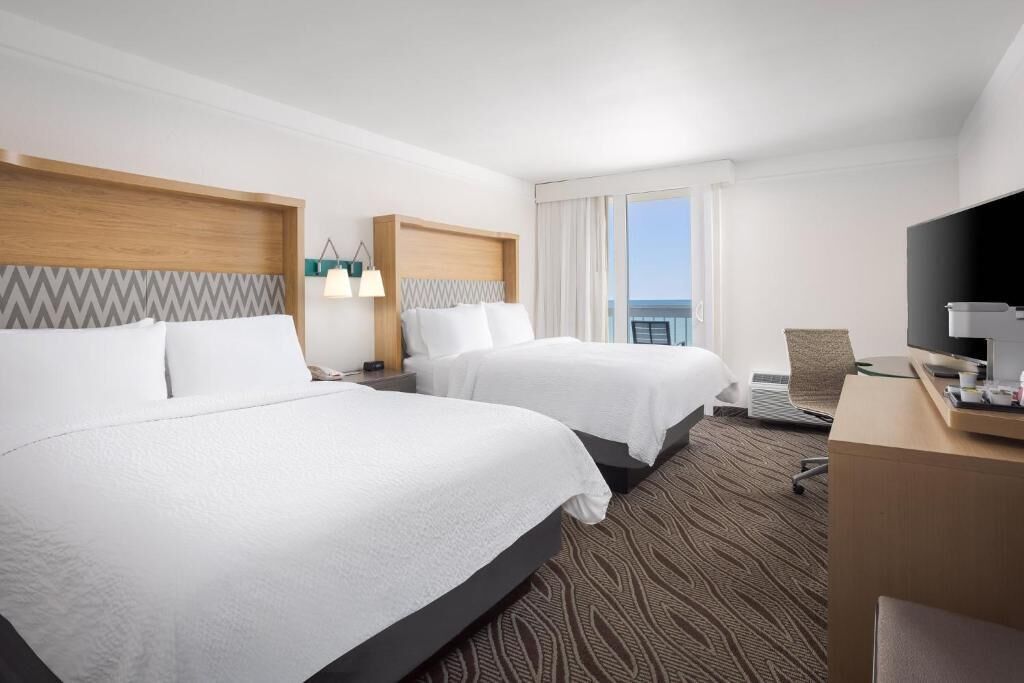 In-room safe, desk, iron/ironing board, free Internet
