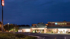 Hotel Comfort Suites à noite, com céu limpo.