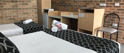 1 habitación, decoración personalizada, muebles diferentes y escritorio
