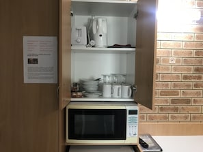 Family Suite, 2 Bedrooms, Non Smoking, Kitchenette (family) | Individually decorated, individually furnished, desk, laptop workspace - Jumbuck Motor Inn (Tenterfield)