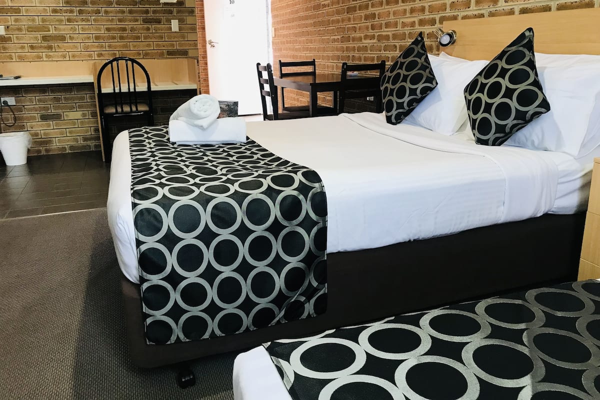 Family Suite, 2 Bedrooms, Non Smoking, Kitchenette (family) | 1 bedroom, individually decorated, individually furnished, desk
