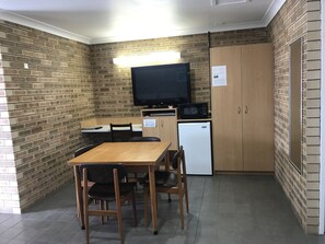 ファミリー スイート 1 ベッドルーム 禁煙 簡易キッチン (Open plan family room) | 1 室のベッドルーム、客室ごとに異なる装飾、客室ごとに異なるインテリア、デスク