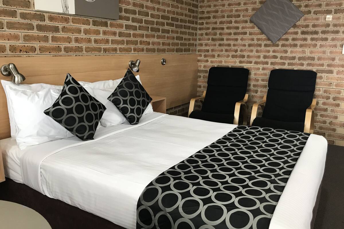 Budget Room (Next to Highway) | 1 bedroom, individually decorated, individually furnished, desk