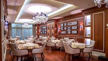 Serveert lunch en diner, internationale gerechten