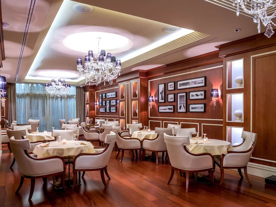 Se sirven almuerzos, cenas y cocina internacional