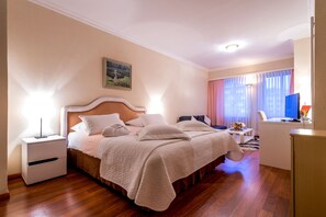 Habitación doble superior, 1 cama de matrimonio | Minibar, escritorio, tabla de planchar con plancha