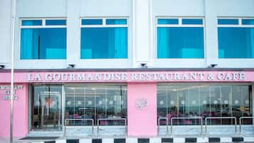 3 restaurantes; se sirven desayunos, comidas y cenas