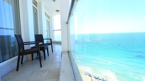 A balcony with two chairs and a view of the ocean. - Hilton Alexandria Corniche (Alexandria)