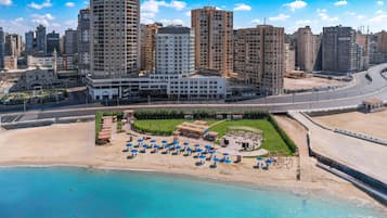 Un hotel con zona de piscina, rodeado de edificios altos.