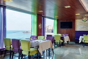 3 Restaurants, Frühstück, Mittagessen, Küche des Mittleren Ostens