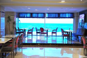 3 restaurants, servant le déjeuner et le dîner; cuisine du Moyen-Orient