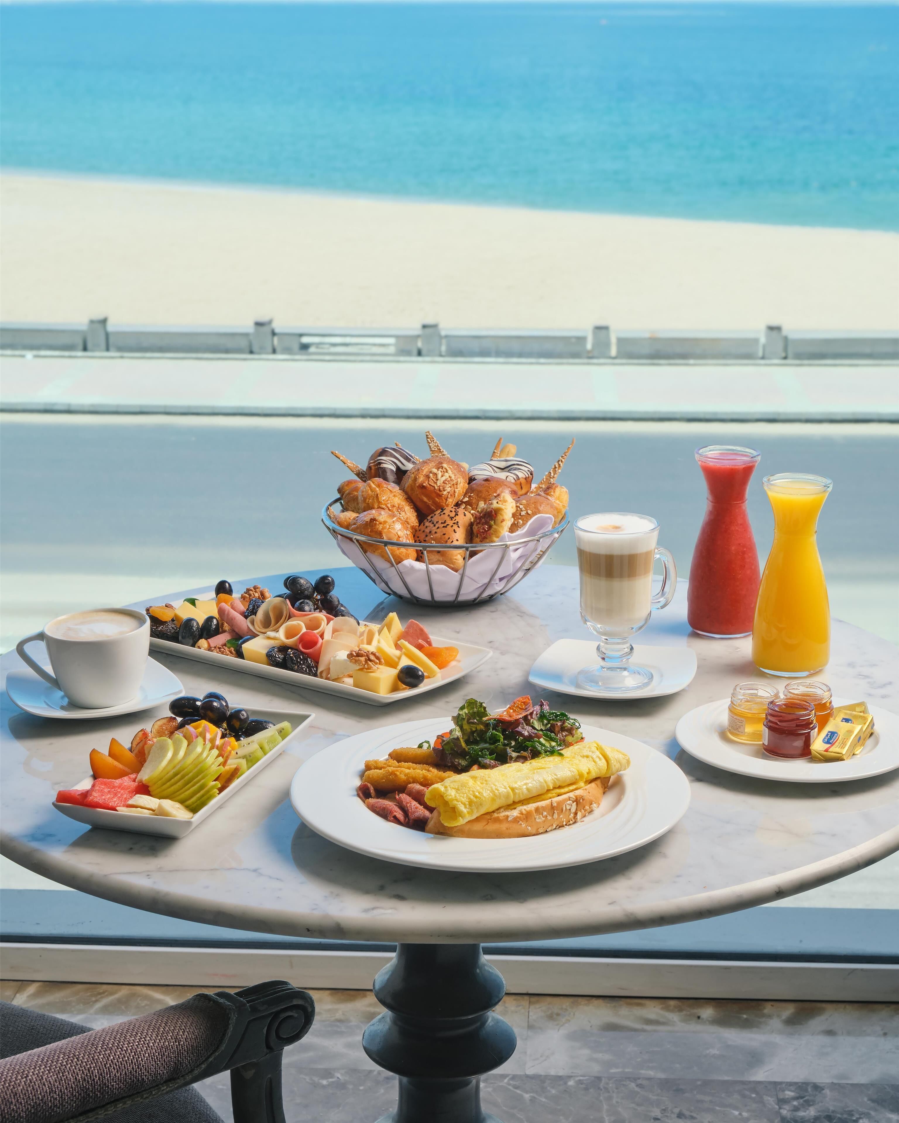 3 か所のレストラン : 朝食、ランチ、ディナーに営業