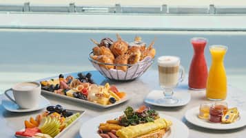 3 restaurantes; se sirven desayunos, almuerzos y cenas