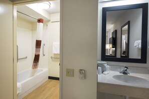 Combined shower/bathtub, free toiletries, hair dryer, towels - Red Roof Inn PLUS+ Wilmington - Newark (Newark)