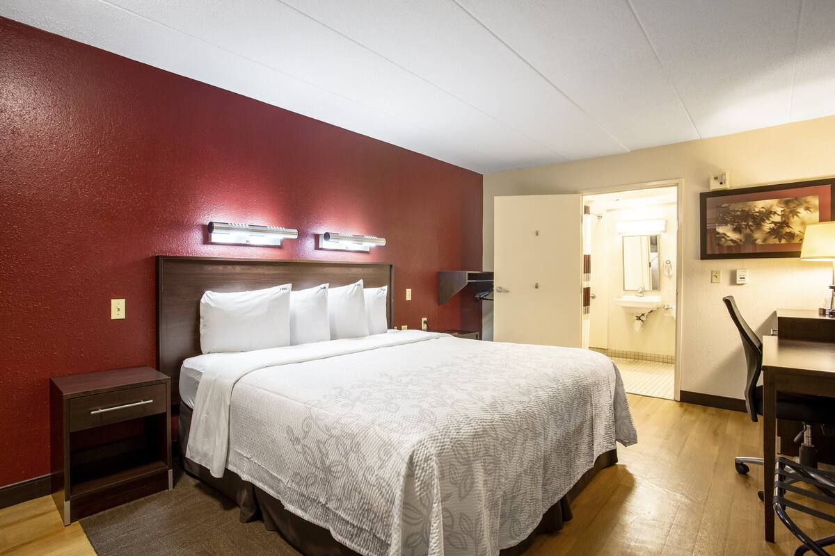 Premium bedding, in-room safe, desk, blackout drapes