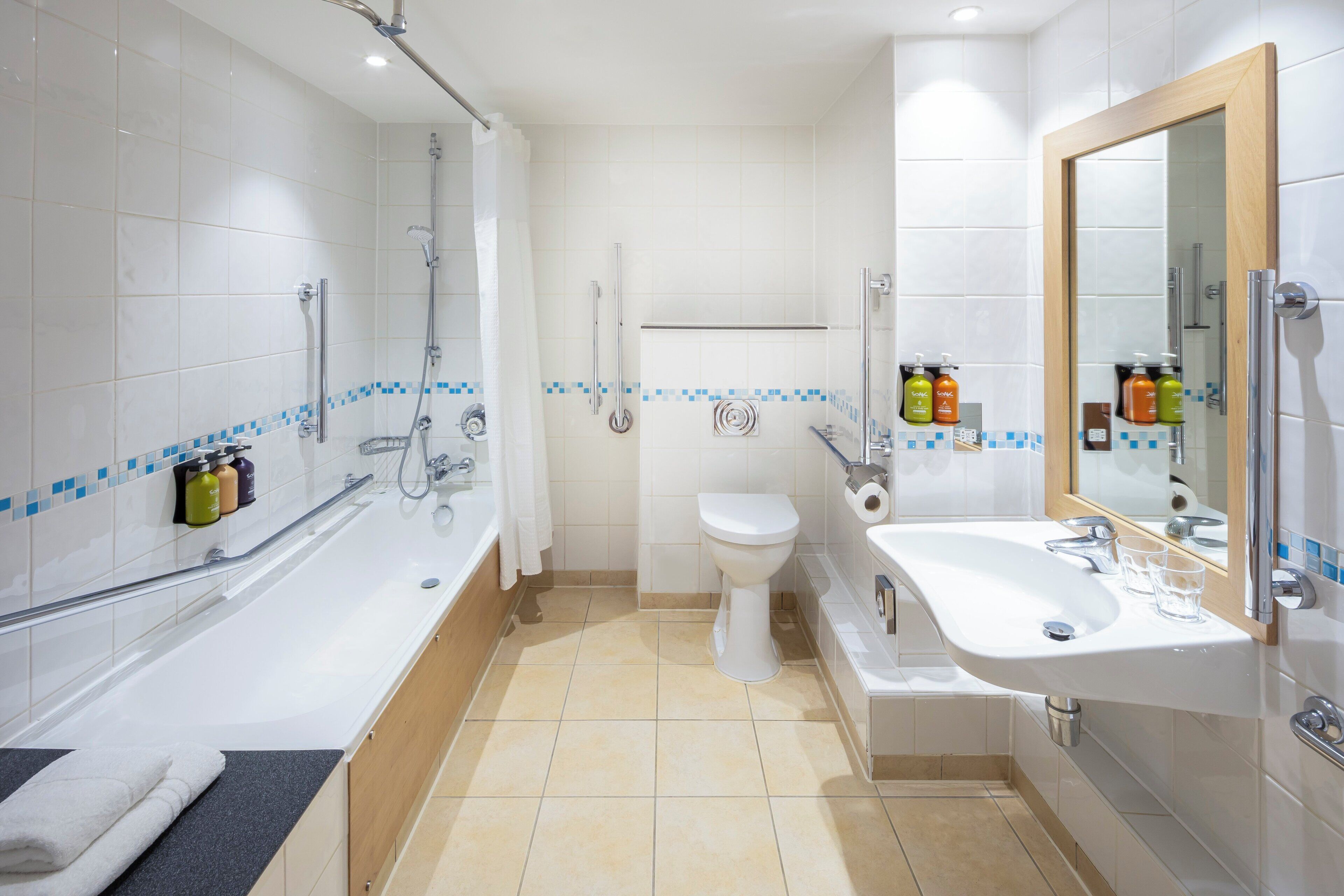 standard room, 1 double bed, accessible | bathroom | combined shower/bathtub, eco-friendly toiletries, hair dryer, towels