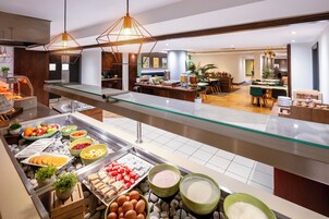 Σερβίρεται πρωινό, μεσημεριανό και βραδινό, με βρετανική κουζίνα 