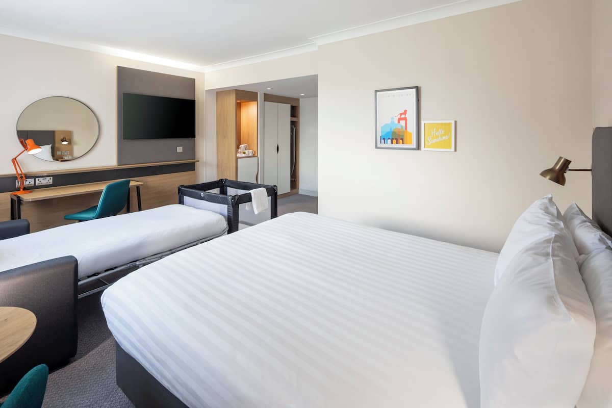 1 bedroom, hypo-allergenic bedding, desk, laptop workspace