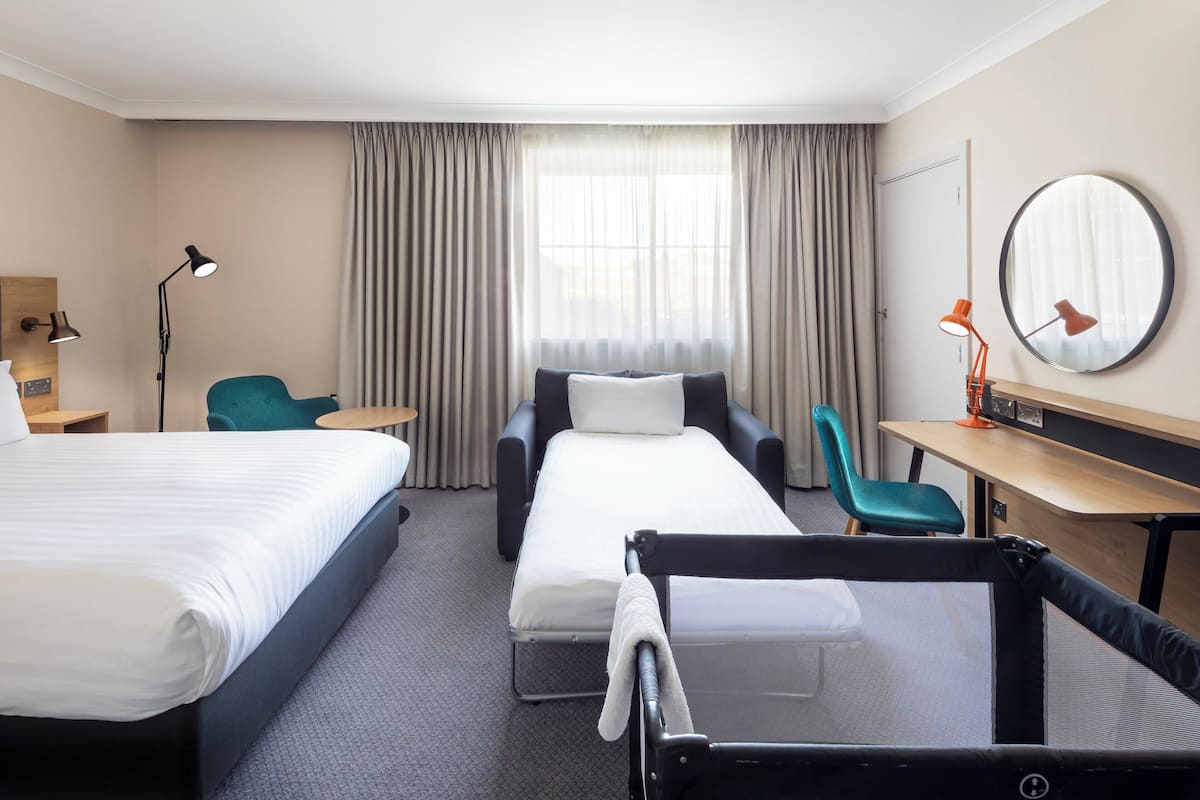 1 bedroom, hypo-allergenic bedding, desk, laptop workspace