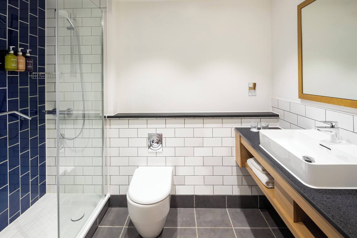 combined shower/bathtub, eco-friendly toiletries, hair dryer, towels